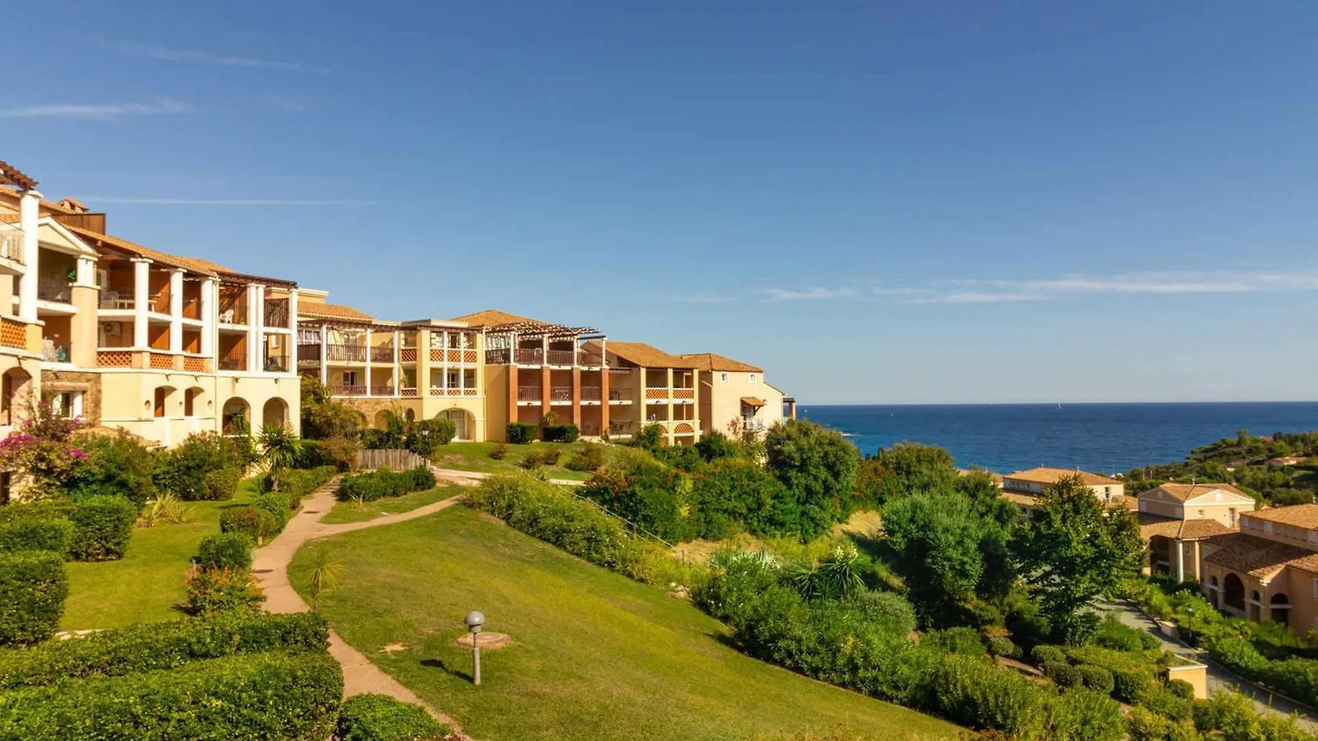 Appartement 3 Pieces Avec Terrasse, Piscine Et Parking A Saint-Raphael - Fr-1-504-606 France